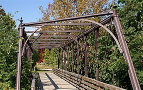 Ponte no canteiro de obras, cruzando French Creek (uma vez carregando um ramal da Pickering Valley Railroad), construída com colunas Phoenix.  40°08′08,4″N 75°31′03″W﻿ / ﻿40,135667°N 75,51750°W﻿ / 40,135667;  -75.51750﻿ (Phoenix Column Truss Bridge)