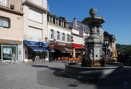 Place Marcadal et sa fontaine monumentale à Lourdes.