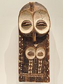 Пласка маска (emangungu); вероятно началото на 1900 г.; дърво; от хора Bembe; Музей на изкуствата в Кливланд (САЩ)