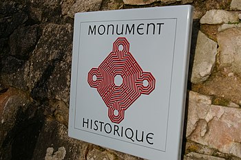 Placa de Monument historique exhibida en el Castillo de Sainte-Suzanne en el departamento de Mayenne
