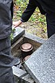 Čeština: Ukládání urny Ivana Jandla do hrobu na Vyšehradském hřbitově.