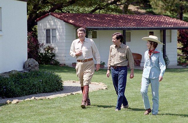 Wallace with Ronald Reagan and Nancy Reagan in 1985