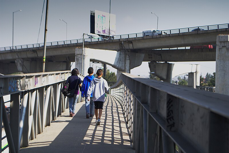 File:Puentes al oriente.jpg