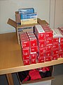 English: Medical equipment in boxes. Suomi: Lääkinnällisiä tarvikkeita laatikoissa.