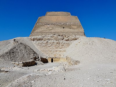 Vue du temple par rapport à la pyramide