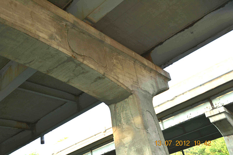 File:Qew bruecke nf beton kaputt 09 von 46.jpg