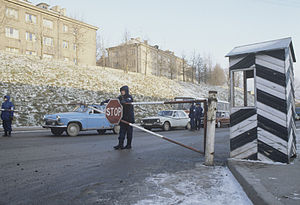 English: Estonian customs office in Narva Русский: Эстонский таможенный пост на выезде из Нарвы