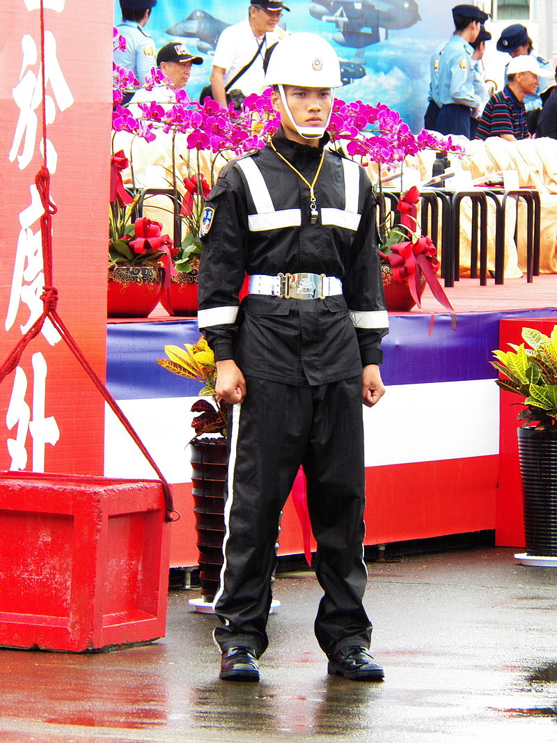 File:ROCMP with Rain Coat in Front of Chiayi AFB Reviewing Stand