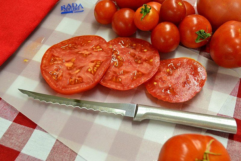 File:Rada Cutlery Tomato Slicer.jpg