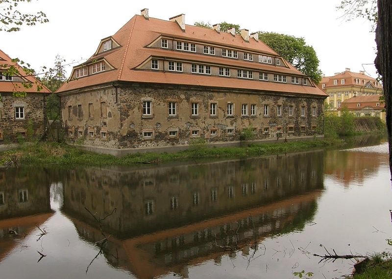 File:Radomierzyce, Oficyny i pawilony - fotopolska.eu (123718).jpg