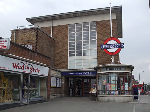 Rayners Lane stn entrance