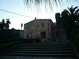 Façana i rellotge de sol de la baixada del Monestir 1, Barcelona.