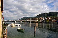 Westende des Untersees am Ausfluss des Hochrheins an der Rheinbrücke Stein am Rhein; Blick stromabwärts; rechts die Burg Hohenklingen auf einem bewaldeten Sporn des Schiener Bergs