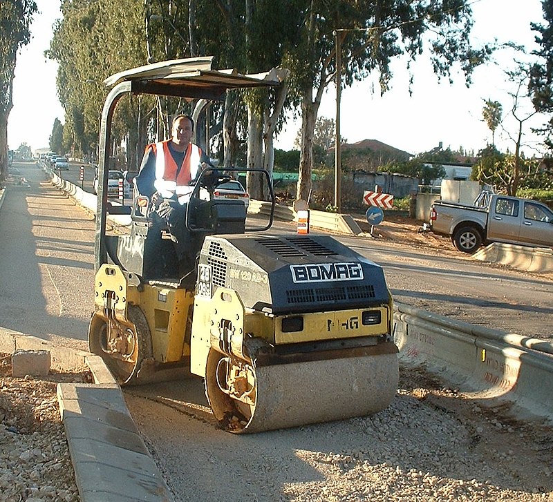 macchine bitelli 800px-Road_roller_ride-on_articulating-swivel_small_01