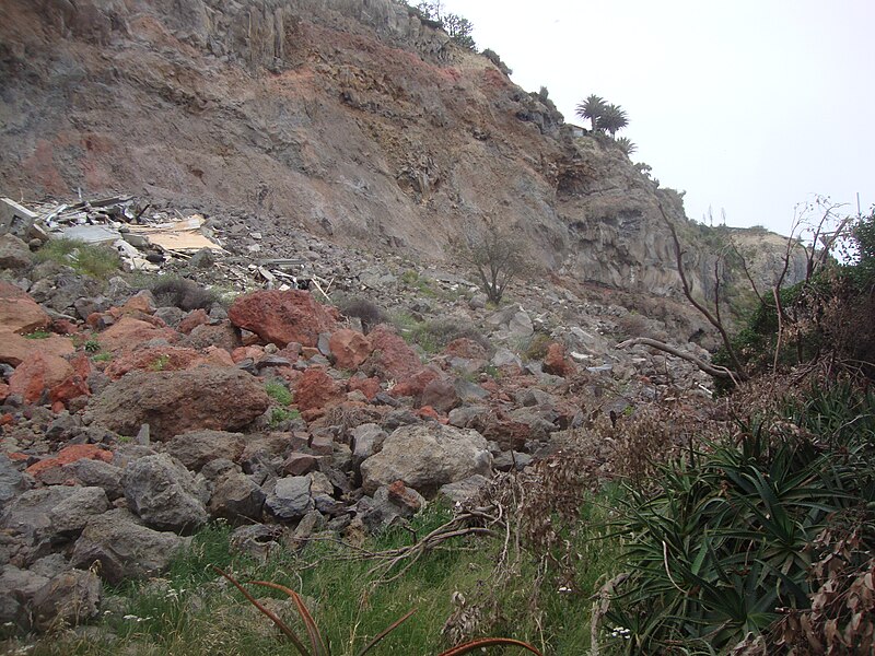 File:Rockfall in Peacock's Gallop 754.jpg