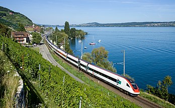 Duas unidades de material rolante SBB RABDe 500 circulam pela ferrovia Jurafusslinie, às margens do Lago de Bienna, em Twann, cantão de Berna, Suíça. (definição 4 324 × 2 669)