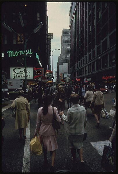 File:STATE STREET IN DOWNTOWN CHICAGO, ILLINOIS, PART OF WHAT IS KNOWN AS THE "LOOP". IT IS A TYPICAL SCENE OF OFFICE... - NARA - 556199.jpg