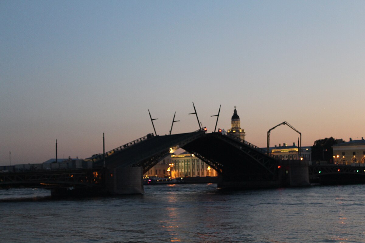 Дворцовый мост в Берлине. Дворцовый мост Петербург белые ночи. Дворцовый мост пешком. Макет дворцового моста.
