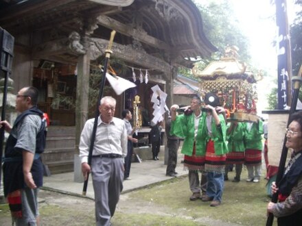 Preparing to carry the mikoshi at the Sanjo Shrine festival.