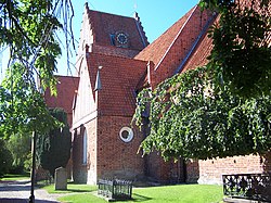 Sankt Nicolai kyrka Sölvesborg from southeast.jpg