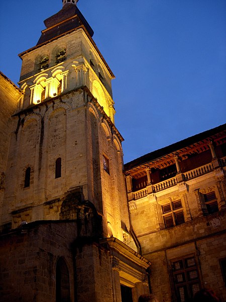 File:Sarlat-medieval-city-by-night-12.jpg