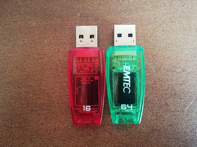 File:Schayete USB 16+64 padvant.jpg