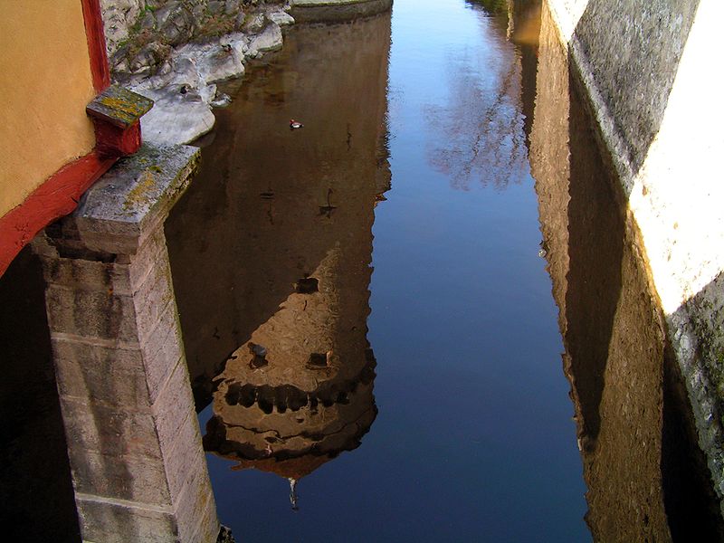 File:Schweiz Schloss Chillon Spiegelbild im Wasser.jpg