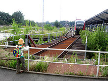 Segmentdrehscheibe am westlichen Bahnhofsgiebel; am Gleis 54 wartet eine Regionalbahn in Richtung Dresden