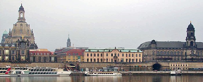 Die Sekundogenitur (Bildmitte) im Gebäudeensemble der Brühlschen Terrasse. Links die Kunstakademie (dahinter die Frauenkirche). Rechts das Ständehaus, darunter das Schiffahrtsgebäude.