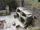 Interior de una de las viviendas de Skara Brae. El poblado está junto a una playa.