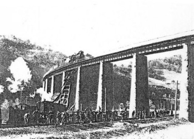 Construction of the Seokbong-Changpyeong section of the Hamgyeong Line in 1916.