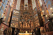 English: The Wit Stwosz Altar in St. Mary's Church, Kraków. A nun opens the altar.