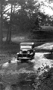 StateLibQld 1 132372 Mengemudi di Palen Creek, 1934.jpg