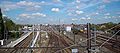 Overzichtsfoto genomen vanop de voorlopige voetgangersbrug: links Station Merelbeke (2 perrons), rechts het depot