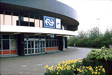 Former entrance of the railway station in 1989, demolished in 1995 Station Schiphol 12-04-1989.jpg