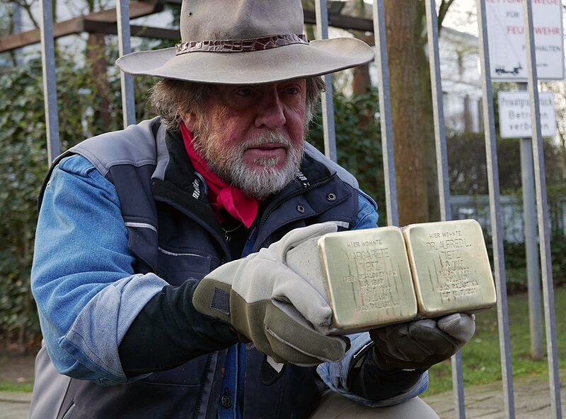 File:Stolpersteine Köln Verlegung Parkstr. 61 Familie Tietz 12.jpg