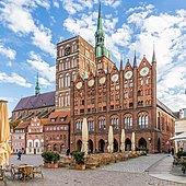 Stralsunder Rathaus mit Schaufassade, dahinter die Nikolaikirche-2630.jpg