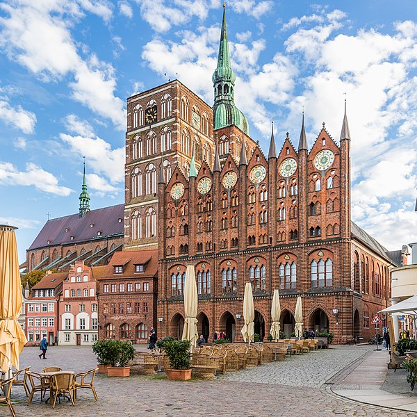 File:Stralsunder Rathaus mit Schaufassade, dahinter die Nikolaikirche-2630.jpg