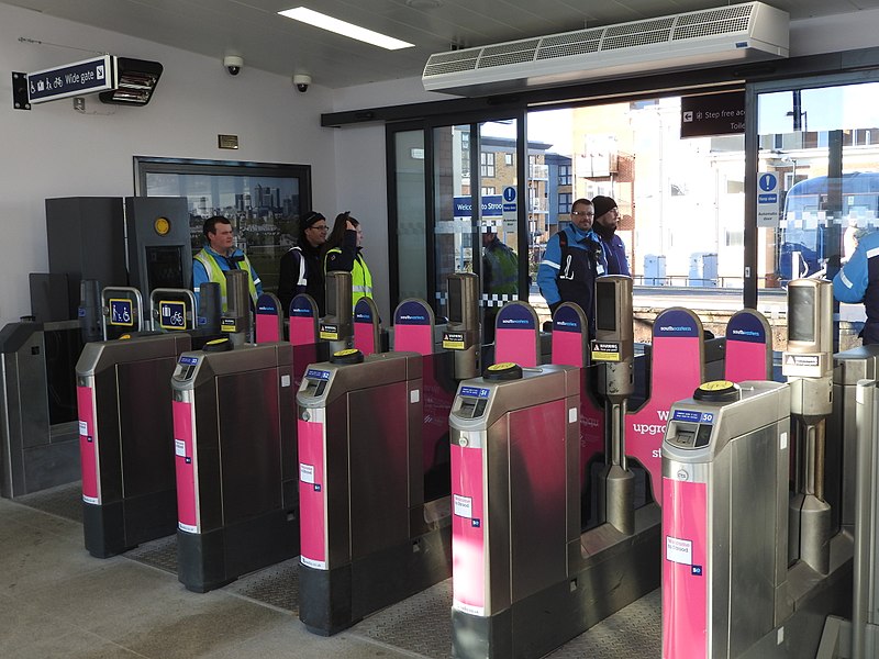 File:Strood station (2017) ticket hall barriers 7572.JPG