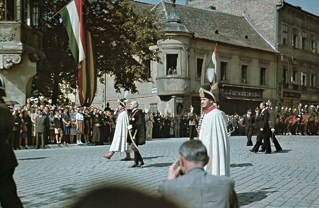 Prime Minister Kállay Miklós in procession on Holy Trinity Square, along Holy Trinity Street, Buda Castle. 1943. Fortepan.