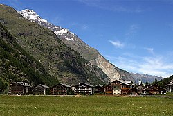 Täsch sijaitsee Mattertalin laaksossa Alppien varjossa.