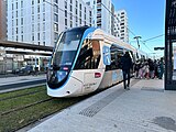 Une rame de tramway U 52600 à la station "Evry-Courcouronnes - Centre Ville - Université" de la ligne 12 Express du tramway d'Île-de-France