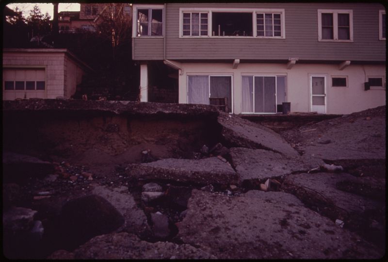 File:THREATENED HOUSE ON BATTERED LAKE SHORE DRIVE, PART OF THE INDIANA NATIONAL SHORELINE AT BEVERLY SHORES. ROAD WAS... - NARA - 551971.jpg