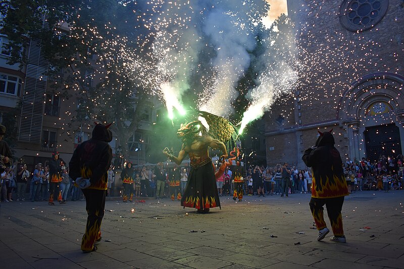 File:Tabalada i Correfoc per la Diada de la Vella de Gràcia 2023 15.jpg