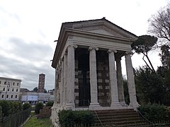 Fotografia a colori di un antico edificio con colonne e frontone triangolare.