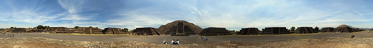 Panorama Avenije mrtvih s Piramidom sunca u sredini i Piramidom mjeseca desno