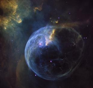 Ausschnitt des Nebels mit der durch den Sternwind von BD +60° 2522 erzeugten Blase. Falschfarbendarstellung, aufgenommen mithilfe des Hubble-Weltraumteleskops unter Verwendung von Linienfilter für Sauerstoff (blau), Wasserstoff (grün) und Schwefel (rot).
