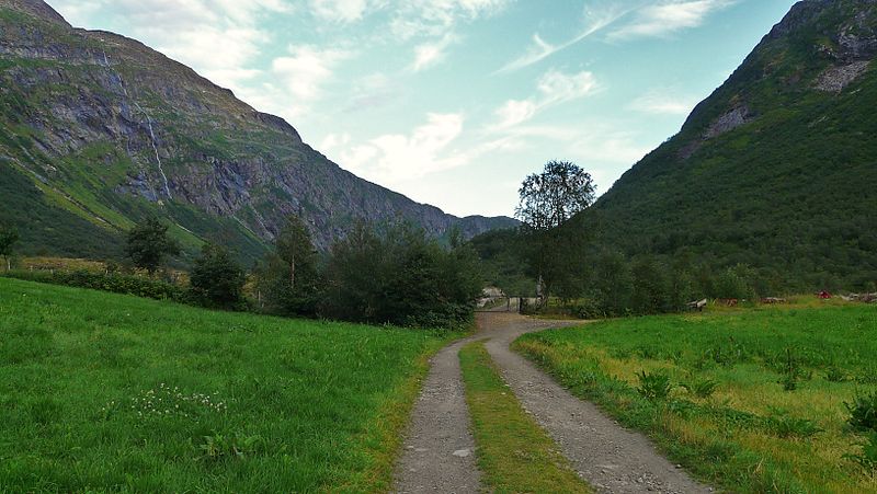 File:The valley and a countryside road at Vollset.JPG