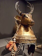 Coiffe théâtrale pour le cerf magique dans la danse dramatique du Ramayana. Papier mâché, verre et techniques mixtes, 1950-1960