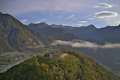 Slika:Tolmin - Ruševine gradu na Kozlovem robu 2.jpg